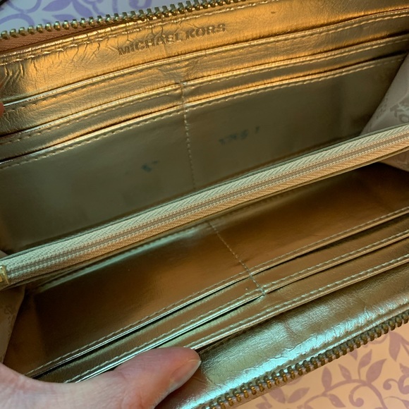 Michael Kors Long Wallet - Picture 3 of 5